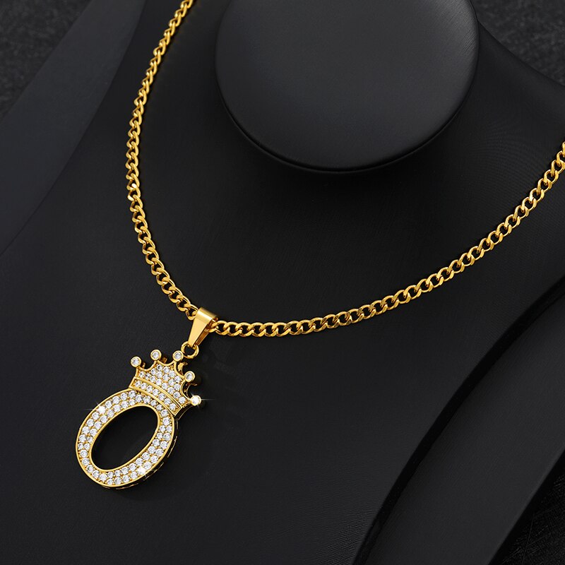 Collier élégant avec pendentif lettre et couronne