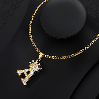 Collier élégant avec pendentif lettre et couronne