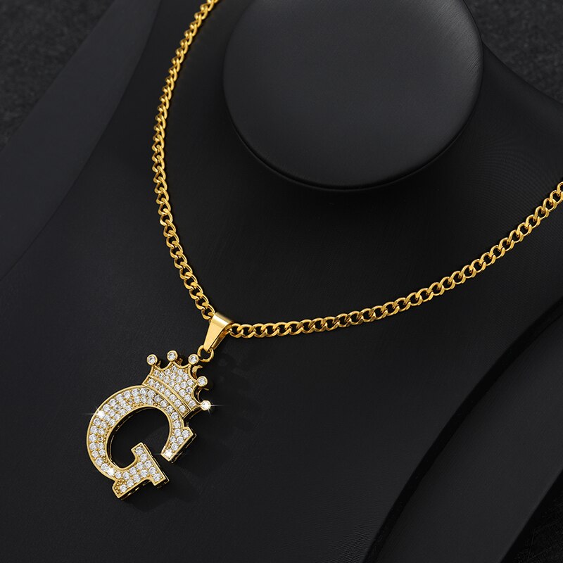 Collier élégant avec pendentif lettre et couronne
