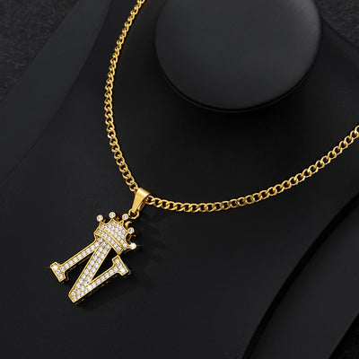 Collier élégant avec pendentif lettre et couronne