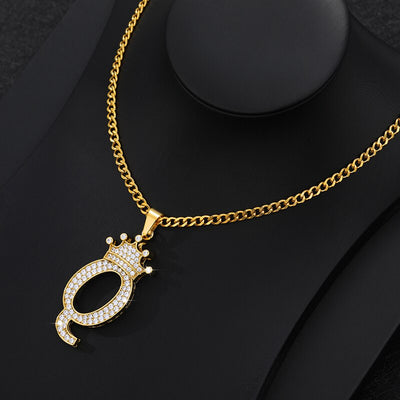 Collier élégant avec pendentif lettre et couronne