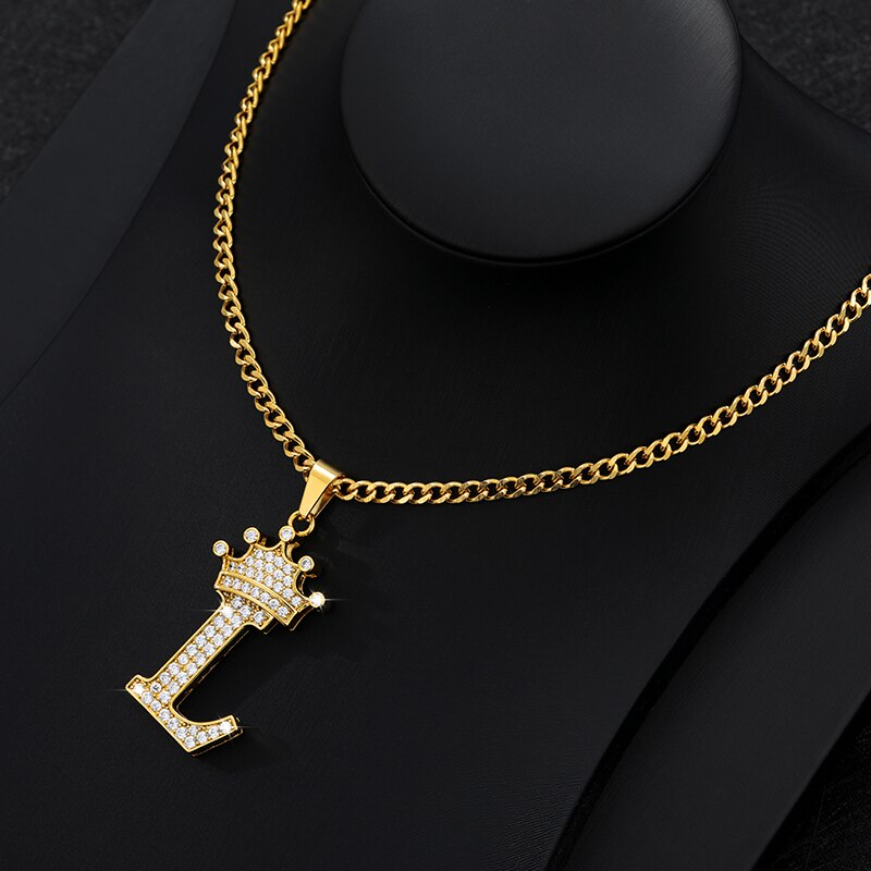 Collier élégant avec pendentif lettre et couronne