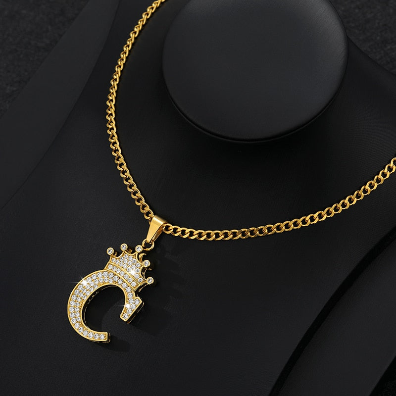 Collier élégant avec pendentif lettre et couronne