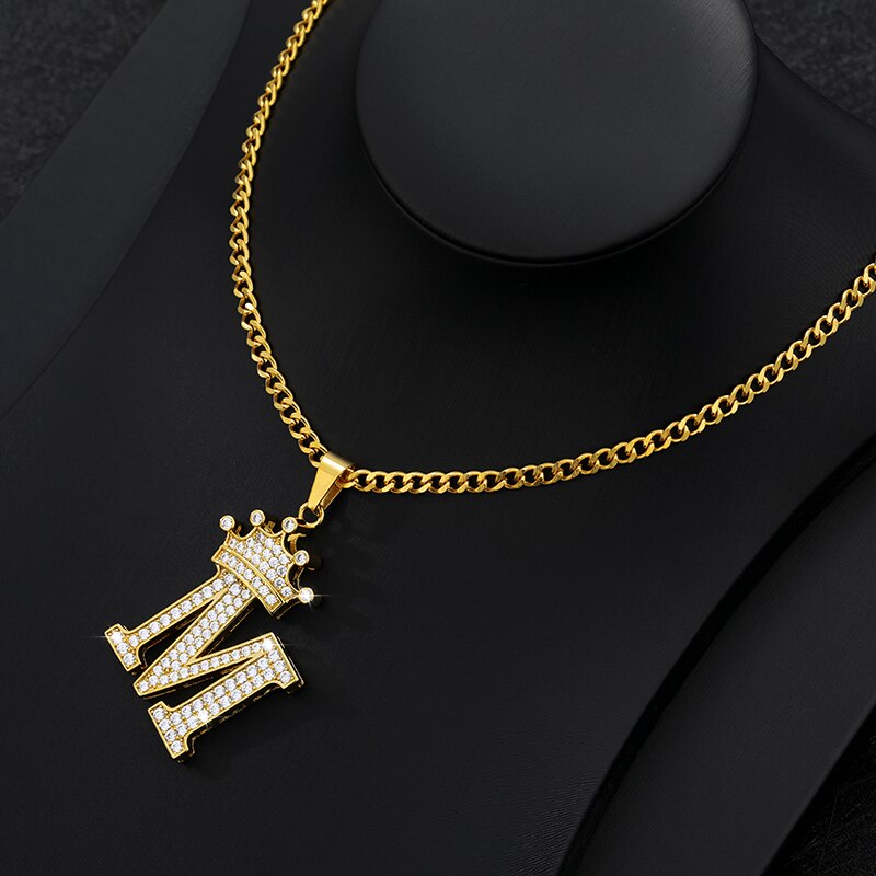 Collier élégant avec pendentif lettre et couronne