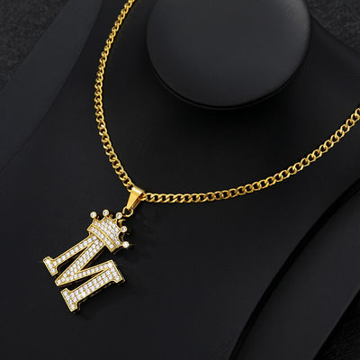 Collier élégant avec pendentif lettre et couronne