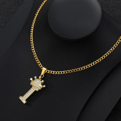 Collier élégant avec pendentif lettre et couronne