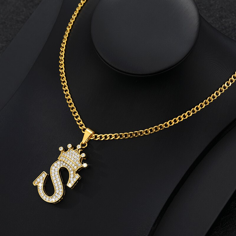 Collier élégant avec pendentif lettre et couronne
