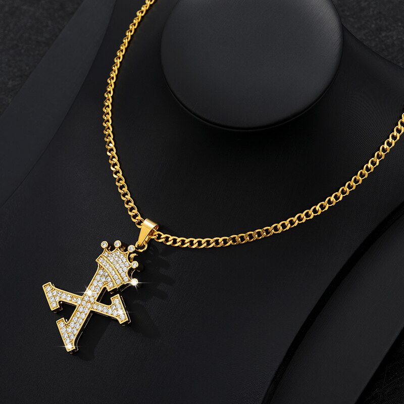 Collier élégant avec pendentif lettre et couronne