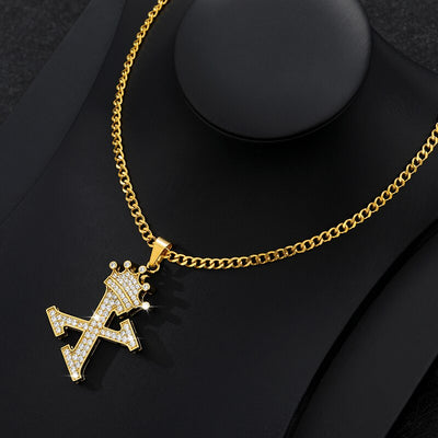 Collier élégant avec pendentif lettre et couronne