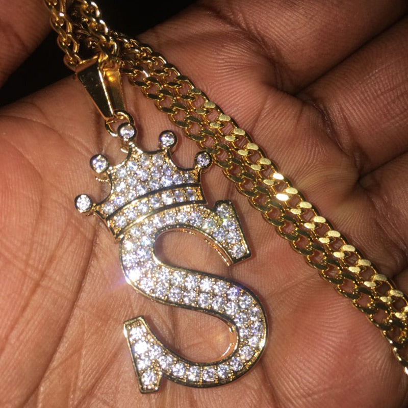 Collier élégant avec pendentif lettre et couronne
