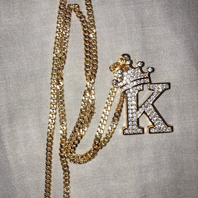Collier élégant avec pendentif lettre et couronne