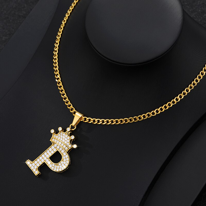 Collier élégant avec pendentif lettre et couronne