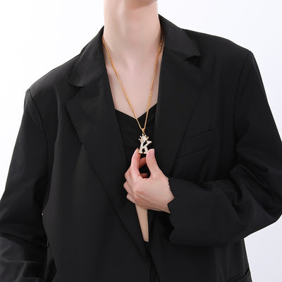Collier élégant avec pendentif lettre et couronne