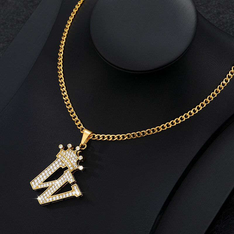 Collier élégant avec pendentif lettre et couronne