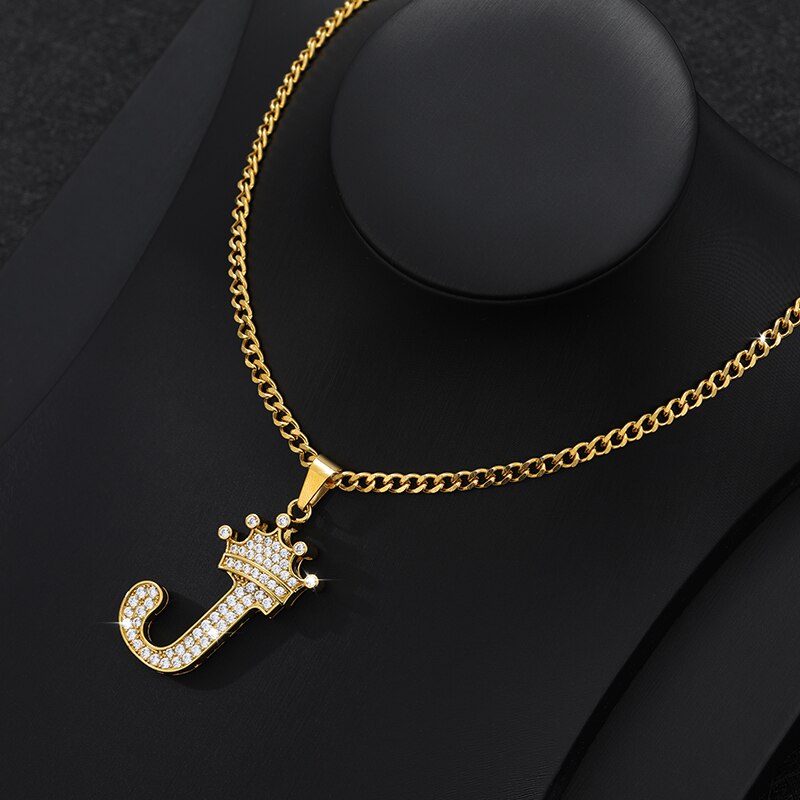 Collier élégant avec pendentif lettre et couronne