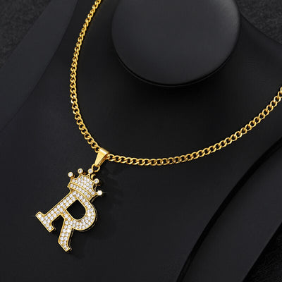 Collier élégant avec pendentif lettre et couronne