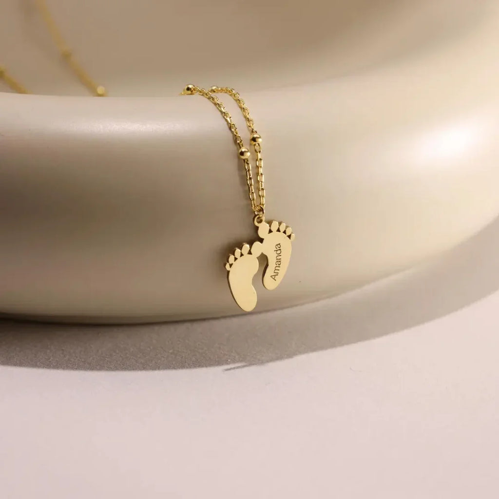 Colliers à empreintes personnalisées, nom gravé, Date, pieds de bébé, pendentif, mignon, en acier inoxydable, pour femmes et enfants, cadeau d'anniversaire