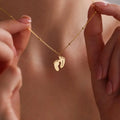 Colliers à empreintes personnalisées, nom gravé, Date, pieds de bébé, pendentif, mignon, en acier inoxydable, pour femmes et enfants, cadeau d'anniversaire