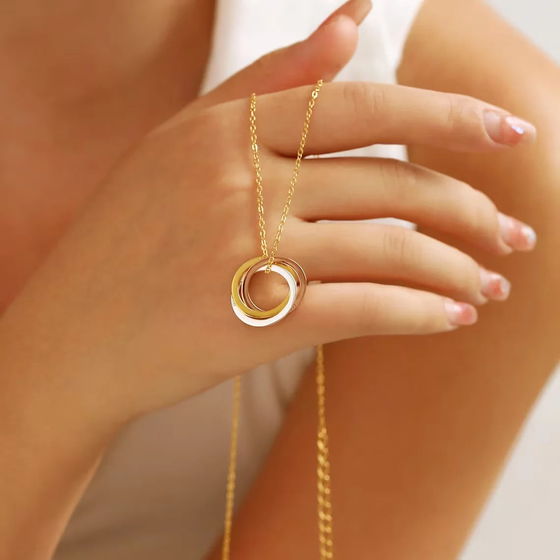 Collier circulaire imbriqué, gravure personnalisée, nom, Date, chiffre romain, bijoux de famille personnalisés, cadeau pour elle